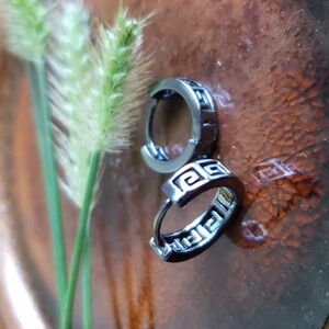 Men's Ear Hugger Hoop Earrings. NWT